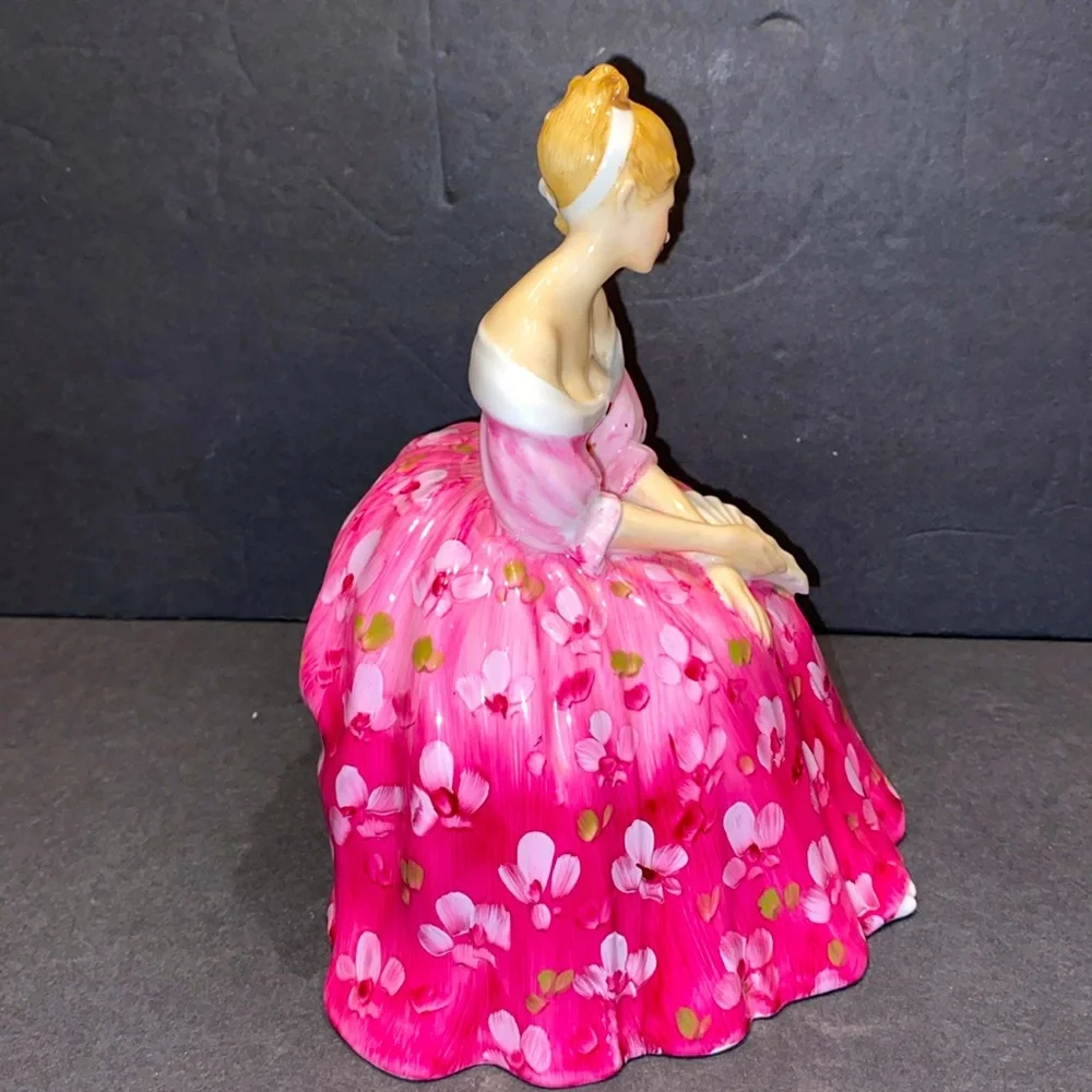 Victoria Porcelain Figurine - Picture 6 of 11